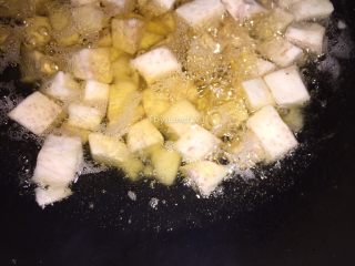 6、生鱼肉片粥,用油榨至金黄色后控油捞起待用