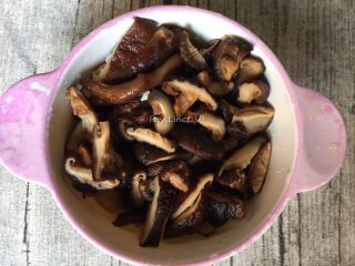 7、生鱼肉片粥,香菇提前泡发，然后洗净去蒂切小控去水分