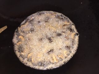 8、生鱼肉片粥,放入油锅中炸香，捞出控油待用