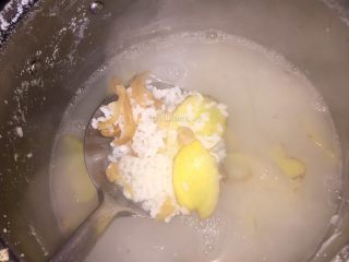 9、生鱼肉片粥,大米洗净后加入生姜片大火煮开，煮开后放入萝卜干继续中火煲煮