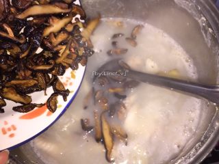 11、生鱼肉片粥,加入榨好的香菇丝