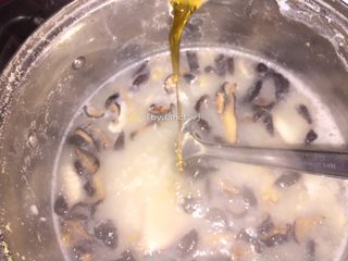 12、生鱼肉片粥,加入鱼露