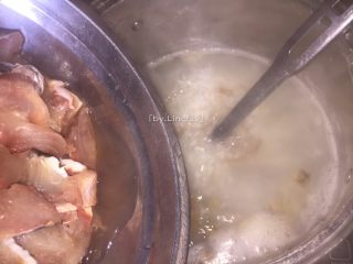 10、生鱼肉片粥,煮到米粒差不多开花时加入生鱼肉片