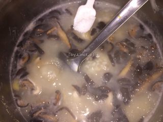 13、生鱼肉片粥,加入适量盐