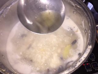 15、生鱼肉片粥,加入适量食用油继续煲煮
