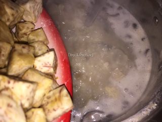 16、生鱼肉片粥,等加了鱼肉的粥再次煮开后加入香芋丁