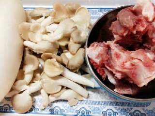 1、萝卜骨头汤+#夏天的味道#,主要食材备齐