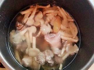 6、萝卜骨头汤+#夏天的味道#,时间到了，打开取出，已经香味扑鼻。