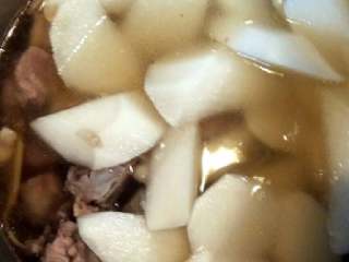 7、萝卜骨头汤+#夏天的味道#,倒入高压锅内（因为电饭锅压力锅要烧饭）加入白萝卜块，继续压15分钟左右。