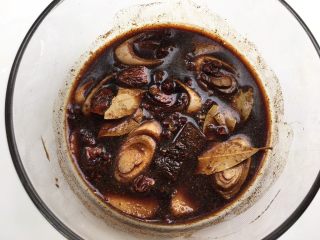 3、简易烤鸭,将所有调料搅拌混合