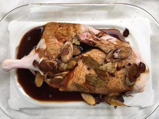 4、简易烤鸭,倒入盛鸭子的盘中