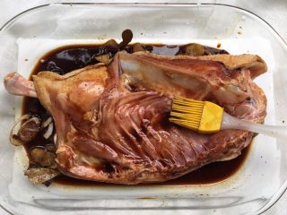 6、简易烤鸭,反面也要刷调料，如果有时间，多次重复翻面和刷料。如果没时间就这样反着放，盖上保鲜膜放入冰箱冷藏，腌制时间24小时为佳