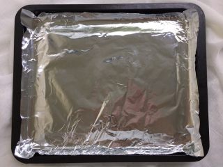 7、简易烤鸭,烤箱自带烤盘表面铺上锡纸，这个烤盘是接油用的，铺锡纸便于清洗