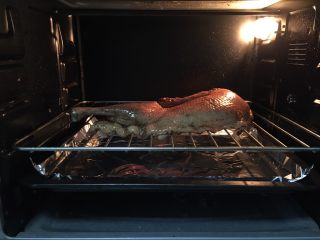 9、简易烤鸭,烤箱预热，烤盘放入倒数第一层，鸭子连烤网放入倒数第二层，170度上下火烤60分钟