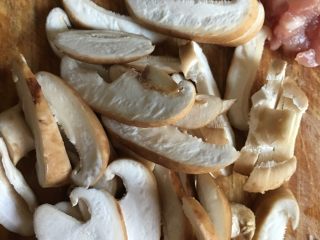 3、红黑磨云香蛋泡饭,蘑菇切片备用