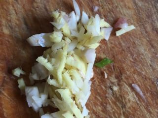 4、红黑磨云香蛋泡饭,姜蒜切末备用