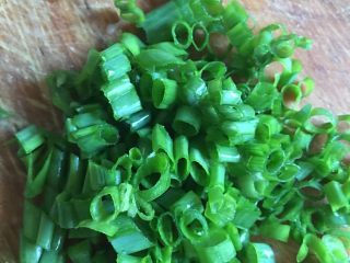 5、红黑磨云香蛋泡饭,葱花备用