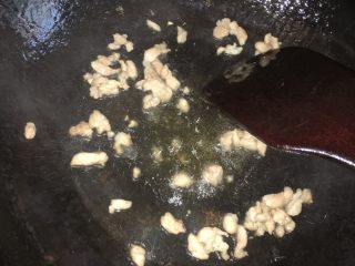 6、红黑磨云香蛋泡饭,热锅后放橄榄油一勺，放入猪肉丁熬油，充分熬出后下一步