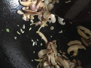 7、红黑磨云香蛋泡饭,放入姜蒜蘑菇切片