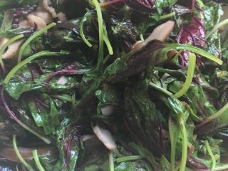 8、红黑磨云香蛋泡饭,放入苋菜，翻炒干煸后加盐黄酒适量，装盘备用