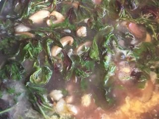 11、红黑磨云香蛋泡饭,煮开泡饭里放入炒好苋菜料，留一边单独放鸭蛋，鸭蛋不要搅拌