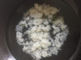 9、红黑磨云香蛋泡饭,冷水与剩饭一起放入，大火煮开