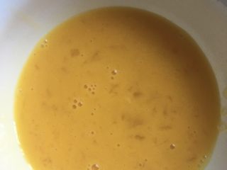 10、红黑磨云香蛋泡饭,鸭蛋打均匀备用