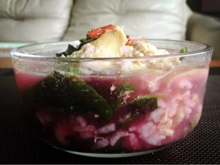 13、红黑磨云香蛋泡饭,撒葱花装盘，放入用热水烫过枸杞。