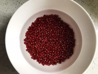 2、桂花赤豆小圆子,放入清水浸泡24小时