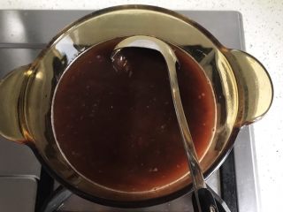 5、桂花赤豆小圆子,舀出适量赤豆和汤，加入冰糖用小火再熬10分钟，用勺背贴着锅壁压出部分豆沙
