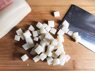 9、桂花赤豆小圆子,适量糖年糕切成1厘米左右的小丁