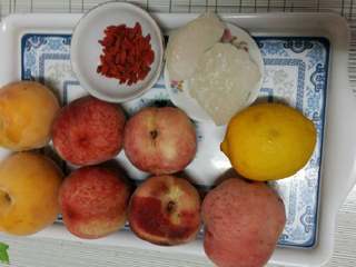 1、黄桃罐头（水蜜桃罐头）,原料备齐。