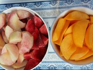 2、黄桃罐头（水蜜桃罐头）,黄桃去皮洗净切块，水蜜桃去皮洗净切块。