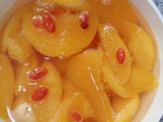 3、黄桃罐头（水蜜桃罐头）,锅里放入适量的水和冰糖烧开，冰糖融化加入黄桃块，柠檬????汁（可以近期防腐）烧开，转中小火加入适量的枸杞，煮至黄桃块软烂关火即可，盛入容器纳凉，再装入容器中冰箱冷藏。