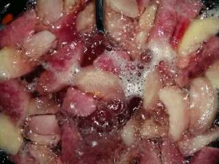 4、黄桃罐头（水蜜桃罐头）,锅里放入适量的水加入冰糖烧开，加入水蜜桃块，柠檬????汁烧至软烂撇去浮泡沫关火。