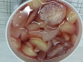 5、黄桃罐头（水蜜桃罐头）,装入容器纳凉。