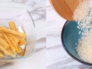 2、早上喜欢热乎乎的粥么……,腐竹开水浸泡半小时以上,比较厚实的部分可以焖上多泡一些时间,泡软为止