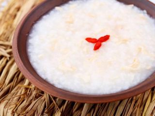 5、早上喜欢热乎乎的粥么……,最后点缀上几颗枸杞,就可趁热喝啦!