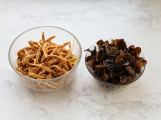 2、木耳黄花菜炒五花肉,黄花菜和木耳提前泡发摘洗干净备用