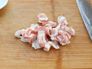 4、木耳黄花菜炒五花肉,五花肉切成薄片