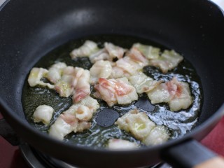 6、木耳黄花菜炒五花肉,另起锅放适量食用油烧热后,放入五花肉煸炒至透明出油状态