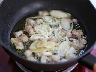 7、木耳黄花菜炒五花肉,放入葱、姜炒香