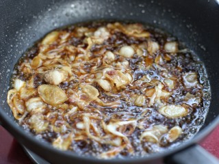 8、木耳黄花菜炒五花肉,调入生抽和料酒翻炒均匀