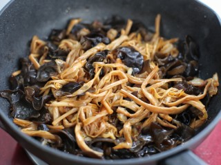 10、木耳黄花菜炒五花肉,加入木耳一起翻炒均匀