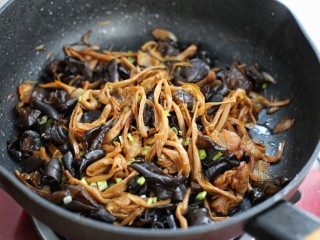 13、木耳黄花菜炒五花肉,翻炒均匀后撒少许葱花出锅即可