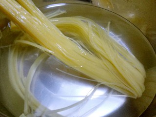 1、辣不要不开森啦，我来教你做冷面,冷面用冷水泡开