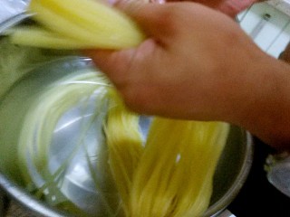 2、辣不要不开森啦，我来教你做冷面,大概泡10分钟左右用手不停搓开