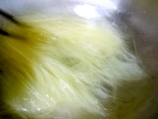 3、辣不要不开森啦，我来教你做冷面,同时锅里煮沸水把冷面下锅煮到能咬断