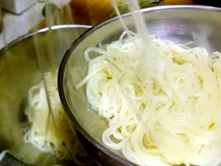 4、辣不要不开森啦，我来教你做冷面,捞起，过一遍凉水然后沥干