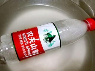 5、辣不要不开森啦，我来教你做冷面,冰镇好的矿泉水冰箱取出，缓着，一会用